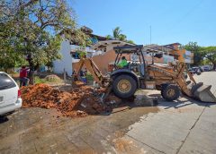 Repara Ceabien colector principal de aguas residuales del boulevard “Benito Juárez” en Puerto Escondido