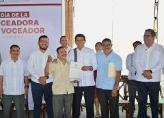 Entrega Salomón Jara Cruz beneficios a personas voceadoras de Oaxaca