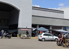 Maestros toman centros comerciales