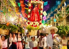 Al ritmo de la música y bailables tradicionales, miles de turistas se enamoran de la Calenda de las Culturas 2026