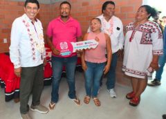 Cumple Salomón Jara con la entrega de vivienda a personas damnificadas