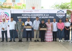 Entrega Salomón Jara uniformes a policías municipales de la Costa para mejorar su operatividad