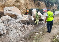 Gobierno de Oaxaca participa en atención a derrumbe sobre carretera en Miahuatlán